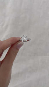 Bague classique à 6 griffes en diamant de laboratoire rond, plaquée or 18 carats, solitaire en moissanite, bague de fiançailles, bijoux en gros personnalisés - Product Image 5