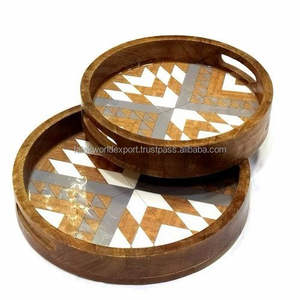 Plateau de service en bois naturel rond personnalisable avec poignées pour table à manger de Falak World Export - Product Image 1