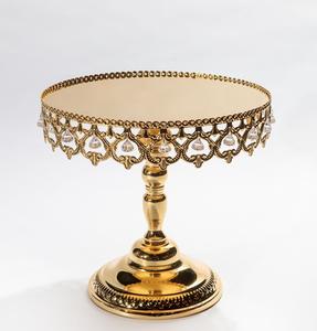 Support à gâteau en métal doré luxueux avec un bord richement orné et une base de piédestal robuste pour la présentation des gâteaux - Product Image 1