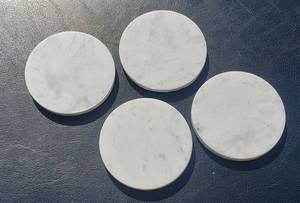 Juego de 4 Posavasos de Mármol Bianco Carrara Blanco Crema con Detalles en Gris Azulado - Product Image 6