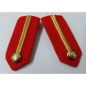 Gorget de cérémonie haut de gamme pour orchestre de cérémonie, en laine méton rouge écarlate avec détails de tresse dorée, de Bahreïn - Product Image 1