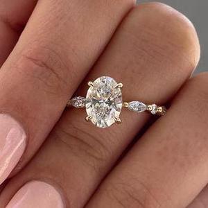 Anillo de Compromiso para Mujer con Certificado IGI, Diamante de Corte Ovalado, Piedras Laterales Marquise y Redondas, Oro Amarillo, Engaste de 4 Puntas - Product Image 4