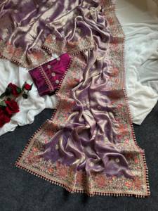 Bordure florale de créateur avec broderie détaillée et petits pompons suspendus, ainsi que des motifs Butti sur toute la surface du sari et de la blouse. - Product Image 2
