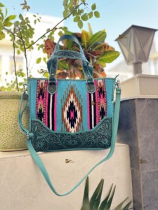 Bolso cruzado de estilo occidental Azteca para mujer, Color turquesa, cuero a mano, sillín, manta, cierre de cremallera - Product Image 4