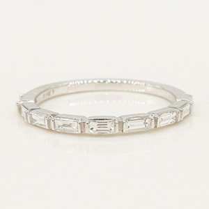 0,9 TC Baguette Cut Moissanite Band en oro blanco sólido de 14K Anillo de Bodas de media eternidad para mujeres Elegante banda de apilamiento a juego - Product Image 1