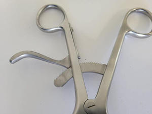 Pinces chirurgicales allemandes en acier inoxydable Beckman 4x4 Instruments de base manuels avec bras articulés et broches émoussées Certifié CE - Product Image 3