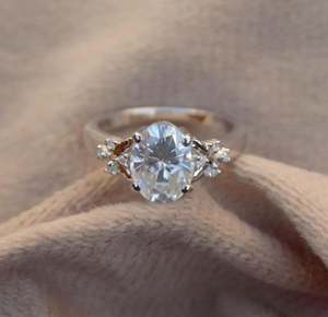 Anillo de corte ovalado de moissanita blanca lujosa de Plata de Ley 92,5, regalo de graduación para hija - Product Image 1