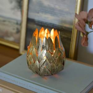 เชิงเทียนโลหะหรูหราพร้อมสลักดอกไม้สำหรับเป็นของขวัญในวันครบรอบแต่งงานและโอกาสพิเศษของครอบครัว - Product Image 1