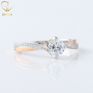 Dazzling Twisted 0.5CT Round Cut Moissanite Solitaire con anillo de compromiso acentuado, anillo de dos tonos de oro rosa sólido de 14K - Product Image 2