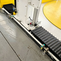 Machine compacte de cerclage et d'emballage de palettes tout-en-un pour un emballage industriel gain de place