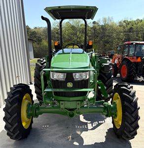 Tractor utilitario 2022 Johnn Deere 5065E, 1.183 horas, 4x4, motor diésel de 65 HP, 1 Control Remoto trasero, 540 toma de fuerza, enganche de 3 puntos, - Product Image 5