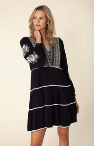 Collection élégante pour femmes Robe brodée à manches trois-quarts faite main - Product Image 3