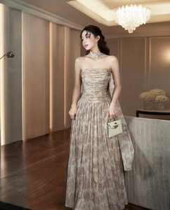 Destaca en la fiesta con este vestido de noche único con estampado hecho en Vietnam. Personalizable OEM/ODM Hecho en Vietnam - Product Image 1