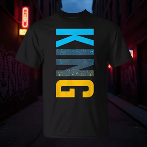 T-Shirt Coordinata King Gamma Blue Streetwear con Design Verticale Promozionale - Product Image 3