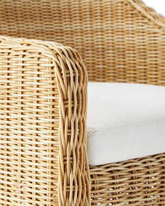 เก้าอี้รับประทานอาหารกลางแจ้งที่มีแขนหวายและเบาะสีขาว - Product Image 3