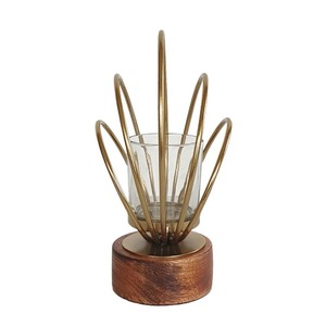 Porte-bougie unique en métal et en bois de qualité supérieure pour la décoration de la maison, présentoir de table élégant, décoration d'événements et accent d'intérieur en provenance d'Inde - Product Image 1