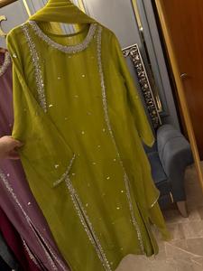 Ssumaira Present 3 Pc Listo para usar Camisa de seda bordada a mano con Dupatta de gasa y pantalón teñido Anarkali Salwar Kameez - Product Image 2