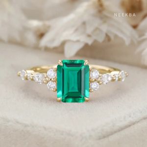 Anillo de compromiso con forma de Esmeralda vintage de oro macizo de 14 quilates Centro 8*6mm Anillo de Esmeralda cultivado en laboratorio con opciones de cambio de tono de metal - Product Image 5