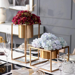 Vase de table élégant en aluminium plaqué or, design contemporain européen de luxe, décoration de mariage - Product Image 4