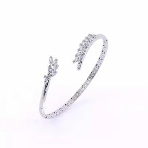 Pulsera abierta de oro blanco/Rosa sólido de 14 quilates con Moissanite cultivado en laboratorio de corte Marquesa, pulseras en capas de diseñador, joyería fina - Product Image 3