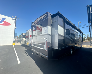 1F66F5DN7P0A05589 2024 Autocaravana de Lujo Clase A de 34 Pies con Motor de Gasolina y Sistema Slide Out - Product Image 2