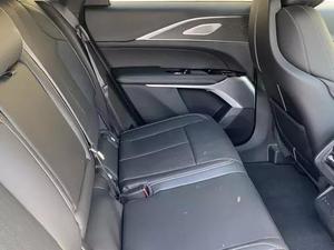 Cadillac LYRIQ 2024 d'occasion en excellent état, berline de luxe, conduite à gauche, sièges en cuir, pneus R17, automatique, toit ouvrant panoramique, feux LED - Product Image 3