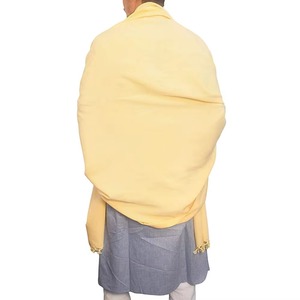 Châle en laine uni jaune pastel pour hommes avec extrémités frangées à texture légère et toucher doux idéal pour une tenue d'hiver douce - Product Image 2