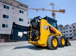 Chargeuses compactes CAT 226B3, équipement de machinerie pour la construction - Product Image 2