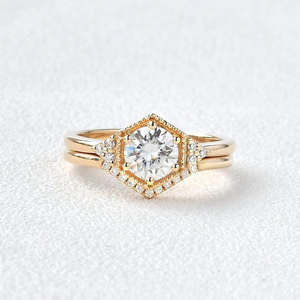 Conjunto de anillo de boda Moissanite corte redondo vintage elegante y atemporal - Product Image 5