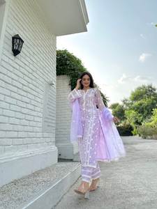 Ensemble de kurti en organza brodé de luxe avec pantalon droit en crêpe à broderies blanches et dupatta en organza, parfait pour les occasions festives semi-formelles - Product Image 2