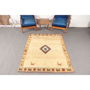 Tapis vintage 4,9x5,9 pieds, tapis turc, jaune géométrique avec motifs animaliers - Product Image 1