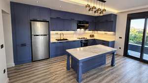 Portes de cuisine cannelées en MDF rainuré, façades CNC usinées et laquées, tailles personnalisées pour îlots et unités hautes - Product Image 3