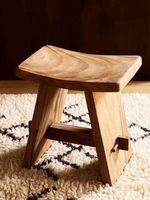Tabouret en bois de luxe, finition polie, courbes artistiques, design moderne rustique, écologique, couleur personnalisable, baptême