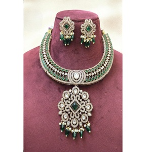 Ensemble de colliers en pierre de Moissanite Boucles d'oreilles pour femmes en plaqué or Bijoux de créateurs pour mariage et fête - Product Image 1