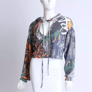 Survêtement en tricot 2 pièces personnalisé pour femmes, haut court à capuche et short, ensemble d'entraînement avec logo pour l'hiver - Product Image 6