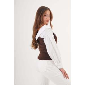 Conjunto de Suéter Color Café para Mujer, Mitad Camisa, Mitad Tejido, Disponible para Venta al Por Mayor - Product Image 6
