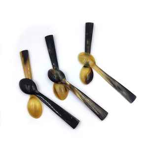 Cuillère en corne de buffle naturelle fabriquée à la main et polie parfaite pour servir ou manger Ustensile de cuisine écologique et durable - Product Image 4