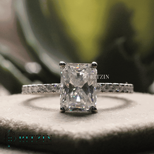 Anillo de compromiso solitario con diamante cultivado en laboratorio de corte radiante, detalles en oro rosa y engaste de puntas para mujer - Product Image 3