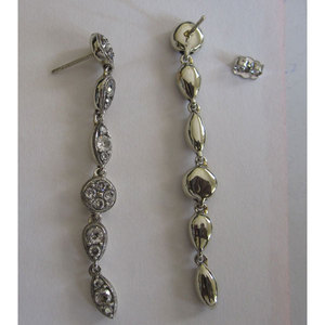 Boucles d'oreilles pendantes dorées élégantes pour femmes - Product Image 1