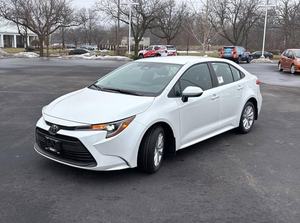 Meilleur prix pour la nouvelle berline FE FWD à essence/essence, automatique, intérieur foncé, caméra arrière, pneus R15/R16 - Product Image 2