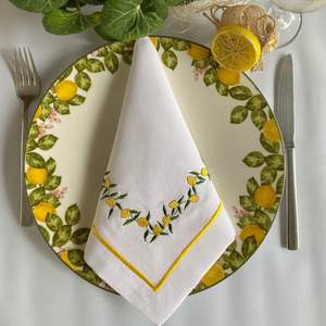 Napperon de table élégant en lin brodé pour une table à manger raffinée idéale pour le dîner en famille - Product Image 2