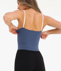 Soutien-gorge de yoga pour femme, haute qualité, sans coutures, sans manches, maintien moyen, col en U, logo frontal - Product Image 2