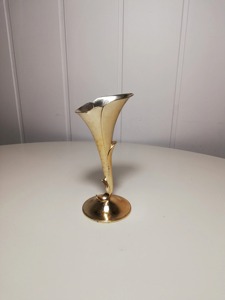 Jarrón de Metal con Forma Floral y Acabado Dorado para Hotel, Restaurante, Espacio de Estar, Estilo Interior de Lujo y Decoración - Product Image 6