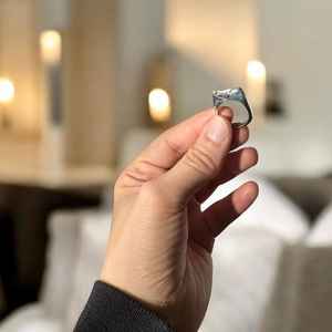 Anillo Sello de Plata de Ley 925 con Baño de Oro de 14k y Circonita Cúbica Natural, Engaste de Barra, Diseño Elegante, Banda Plana Apilable, Regalo Cristiano - Product Image 6