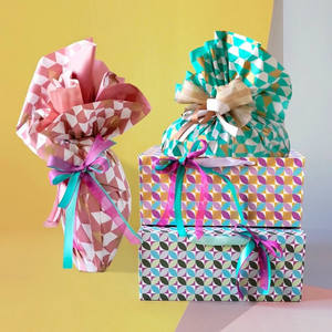 12 Cajas de Embalaje de Pascua Geométricas Multicolor de Formato Medio 33.5x23.5x14cm con Soportes para Palomas Reutilizables con Cordón - Product Image 1