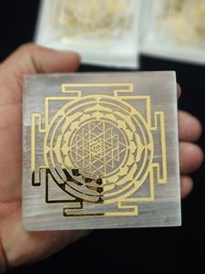 Sous-verre carré en sélénite naturelle de qualité supérieure avec autocollant symbole doré Shree Yantra, cadeau de recharge, plaque d'équilibrage des chakras - Product Image 3