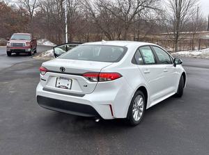 Meilleur prix 2026 pour SE FWD Sedan Automatique Essence/Essence Émissions Euro V Intérieur foncé Phares à LED Écran tactile - Product Image 4