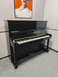 Piano acoustique droit d'occasion KAWAI KU1B noir de qualité professionnelle japonaise avec mécanisme de style mécanique pour l'exportation en gros - Product Image 1
