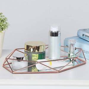 Plateaux de service en métal de conception de feuille de haute qualité avec poignée en laiton pour la conception spéciale de vaisselle de dîner d'hôtel disponible à bas prix - Product Image 4