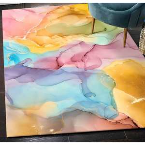 Tapis imprimé avec motif encre alcoolisée dorée et accents marbrés colorés, tapis doux non tissé - Product Image 1